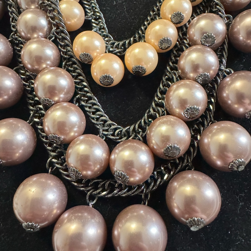 Lucy & Laurel Gunmetal Faux Pearl Statement Necklace Peach and Champagne NWT - Picture 4 of 4